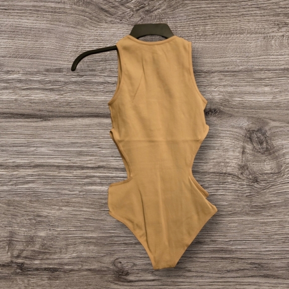 Uniik Stuff Women’s Ribbed Bodysuit Side Out NWOT - Picture 2 of 2